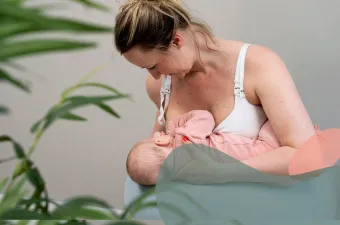 En person ammer en baby