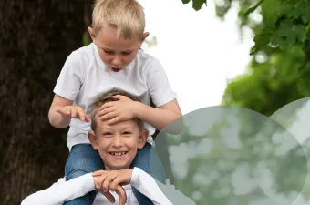 To personer i hvite skjorter utenfor
