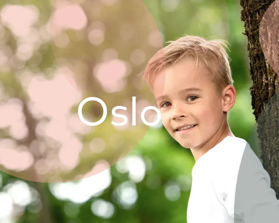 Et smilende barn ute ved et tre i grønne omgivelser, med ordet «Oslo» i hvit tekst over en myk korallfarget form.