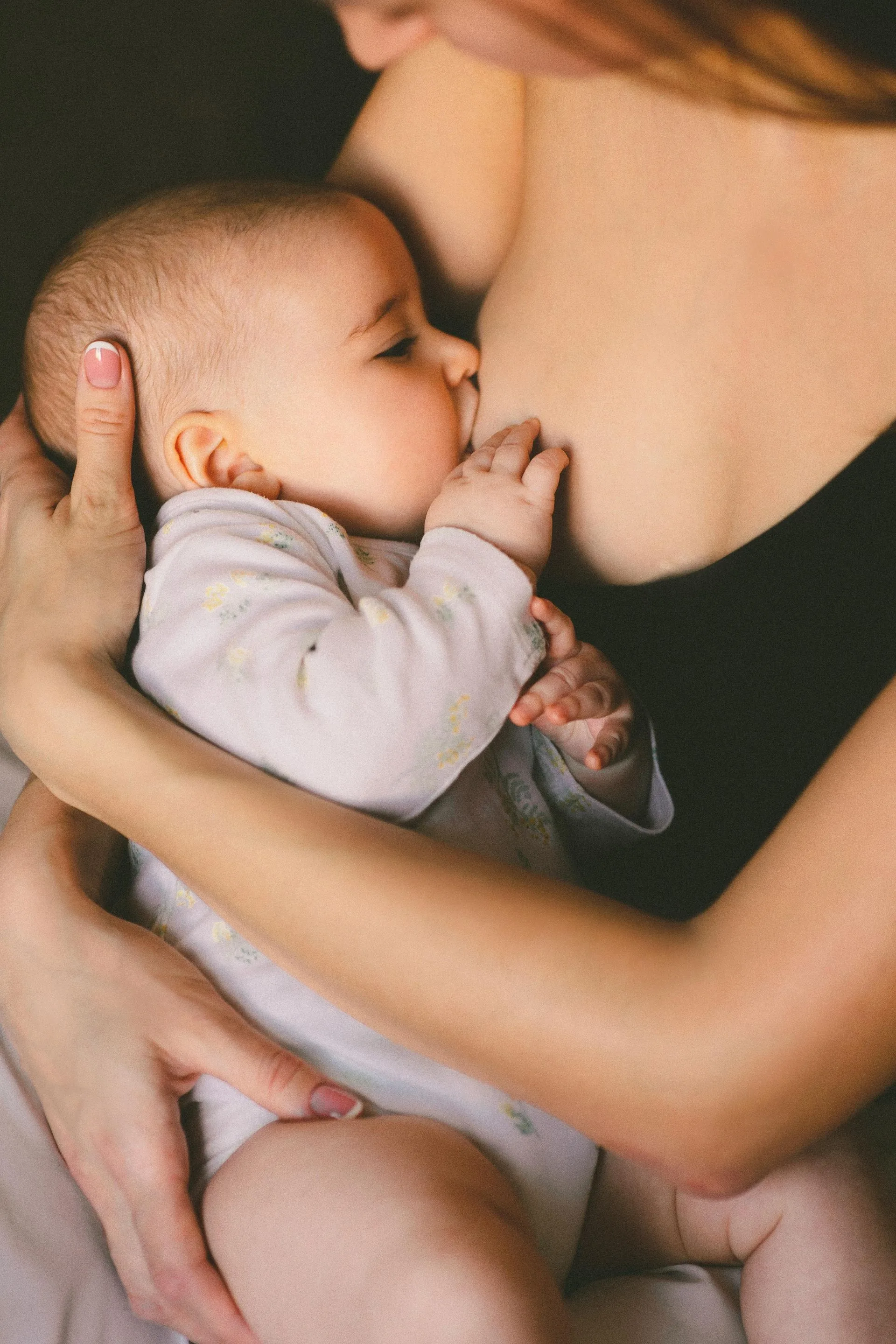 En person vugger og ammer en baby